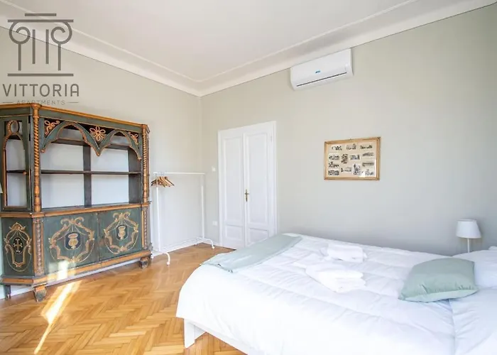 Vittoria Apartments: Viale Dante