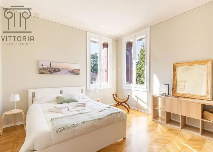 Vittoria Apartments: Viale Dante