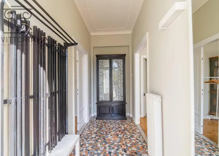 Vittoria Apartments: Viale Dante